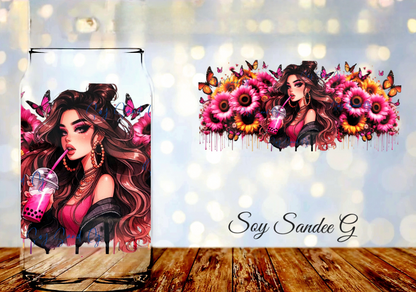 La chica de la bebida rosa y los girasoles