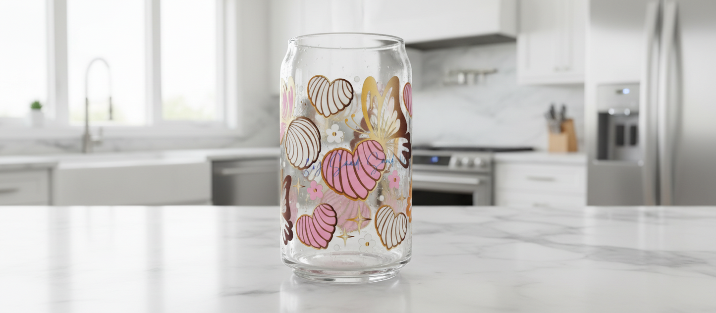 Galletas mexicanas rosas y blancas y envoltura UVDTF con mariposas doradas