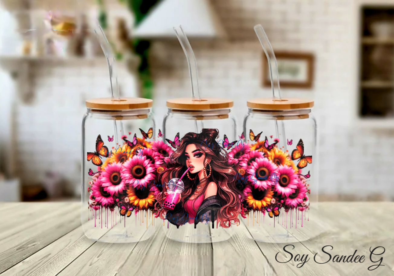 La chica de la bebida rosa y los girasoles