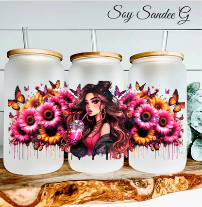 La chica de la bebida rosa y los girasoles