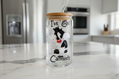 Calcomanía UVDTF con la frase "Tengo actitud felina"