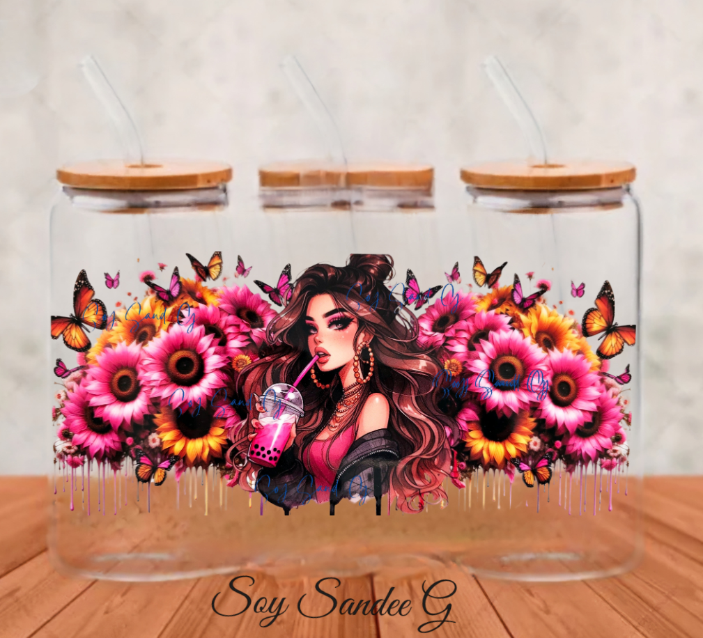 La chica de la bebida rosa y los girasoles