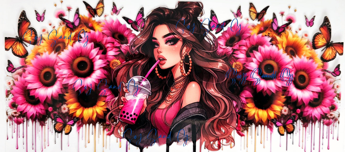 La chica de la bebida rosa y los girasoles