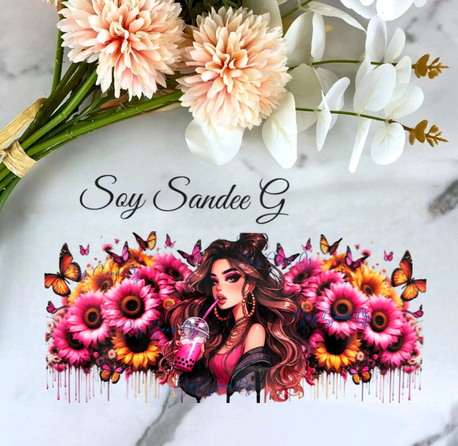 La chica de la bebida rosa y los girasoles