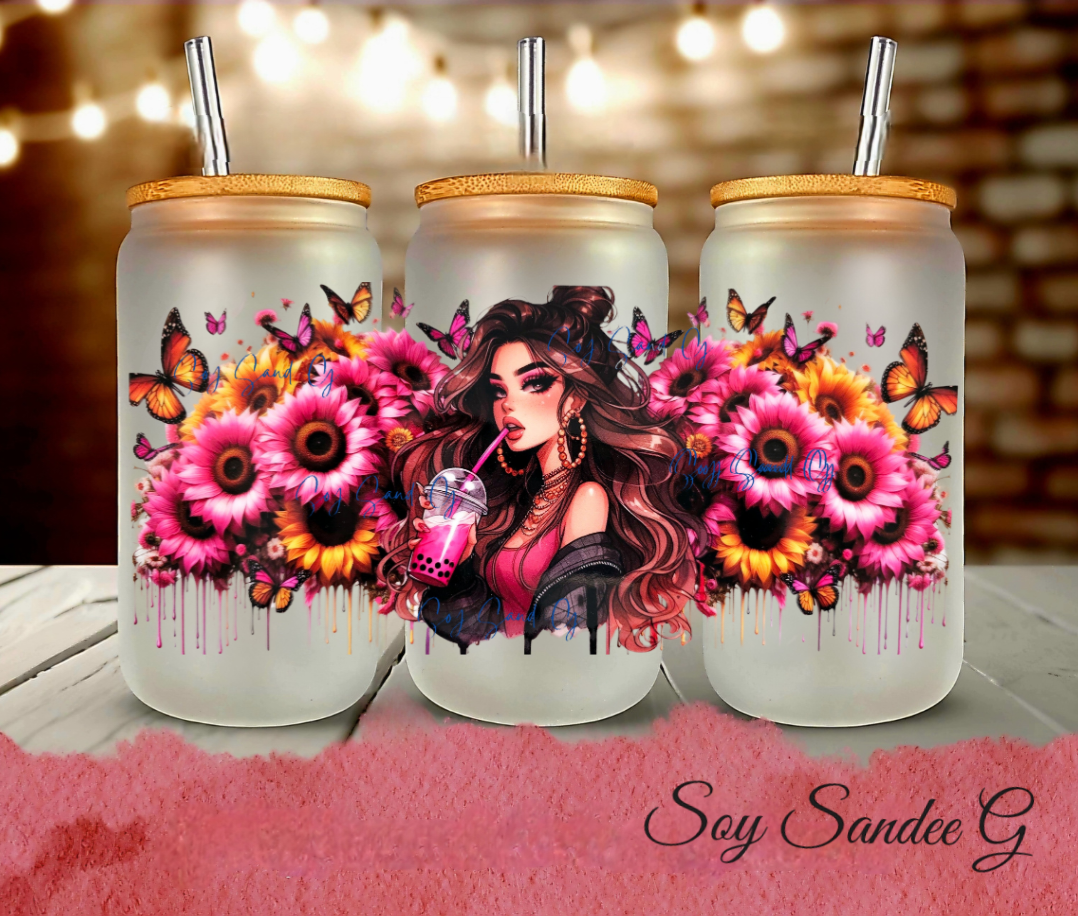 La chica de la bebida rosa y los girasoles